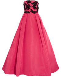 Ярко-розовое шелковое вечернее платье с украшением от Oscar de la Renta