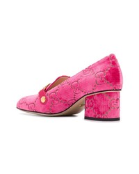 Ярко-розовые бархатные туфли от Gucci