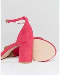 Ярко-розовые замшевые босоножки на каблуке