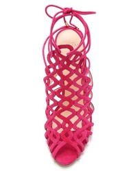 Ярко-розовые замшевые босоножки на каблуке от Alexandre Birman