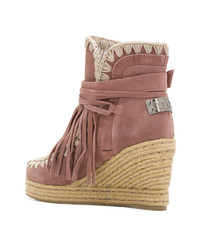 Ярко-розовые замшевые ботильоны на танкетке от Mou