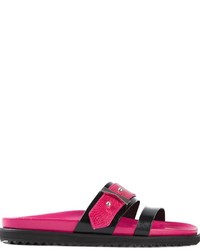 Ярко-розовые кожаные сандалии на плоской подошве от Alexander McQueen