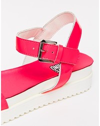 Ярко-розовые кожаные сандалии на плоской подошве от Love Moschino