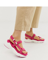 Ярко-розовые кожаные сандалии на плоской подошве от Stradivarius