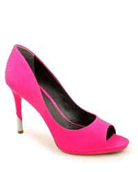 Ярко-розовые кожаные туфли с вырезом