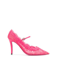 Ярко-розовые кружевные туфли от Gucci