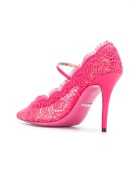 Ярко-розовые кружевные туфли от Gucci