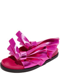 Ярко-розовые сандалии на плоской подошве от Cédric Charlier