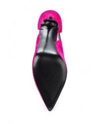 Ярко-розовые туфли от GUESS