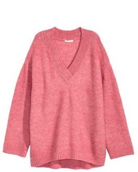 Ярко-розовый вязаный свободный свитер