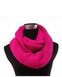 Ярко-розовый вязаный шарф