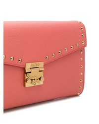 Ярко-розовый кожаный клатч с шипами от MCM