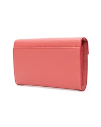 Ярко-розовый кожаный клатч с шипами от MCM