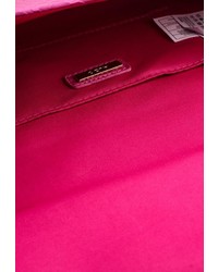 Ярко-розовый кожаный клатч от Aldo
