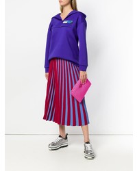 Ярко-розовый кожаный клатч от Prada