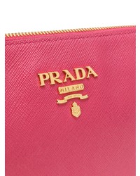 Ярко-розовый кожаный клатч от Prada