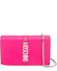 Ярко-розовый кожаный клатч от Moschino