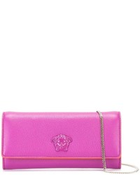 Ярко-розовый кожаный клатч от Versace