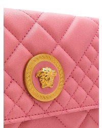 Ярко-розовый кожаный стеганый клатч от Versace