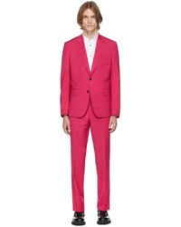 Ярко-розовый костюм