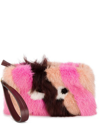 Ярко-розовый меховой клатч от Anya Hindmarch