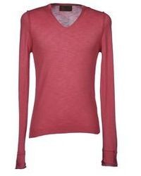 Ярко-розовый свитер с v-образным вырезом
