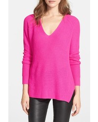 Ярко-розовый свитер с v-образным вырезом