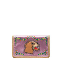 Ярко-розовый шелковый клатч с украшением от Gucci