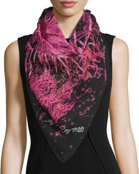 Ярко-розовый шелковый шарф с принтом